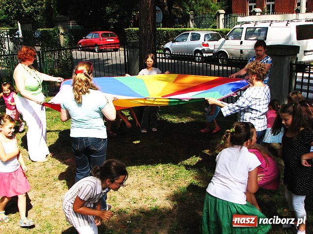 Zdjęcie w galerii na portalu naszraciborz.pl: Indianin odwiedził dzieci w bibliotece wiadomości z regionu