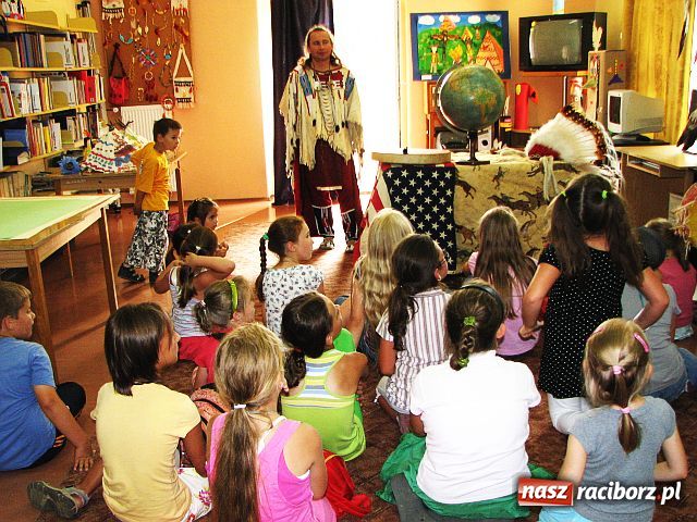 Zdjęcie w galerii na portalu naszraciborz.pl: Indianin odwiedził dzieci w bibliotece wiadomości z regionu