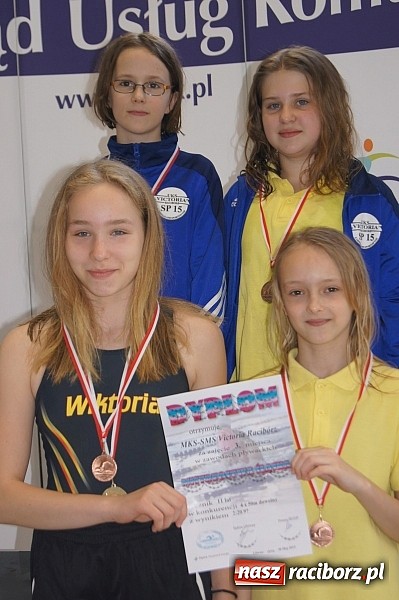 Zdjęcie w galerii na portalu naszraciborz.pl: Pływanie. Wiktoria z pięcioma medalami  wiadomości z regionu