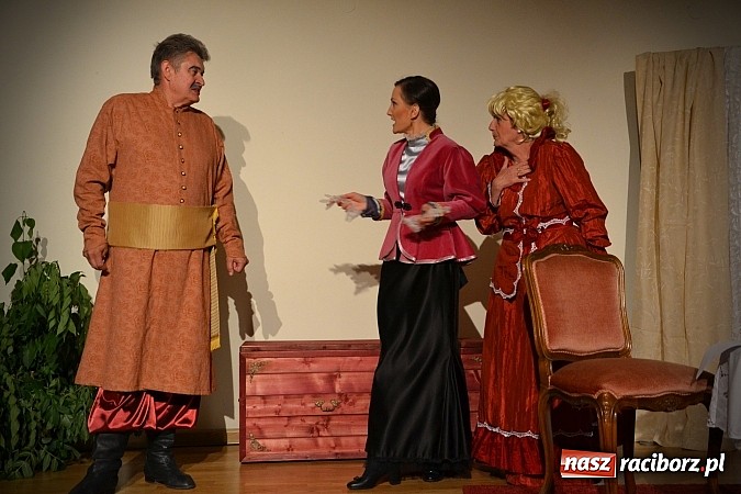 Zdjęcie w galerii na portalu naszraciborz.pl: Falbanka i szabelka - premiera spektaklu na Zamku Piastowskim  wiadomości z regionu