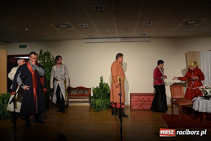 Zdjęcie w galerii na portalu naszraciborz.pl: Falbanka i szabelka - premiera spektaklu na Zamku Piastowskim  wiadomości z regionu