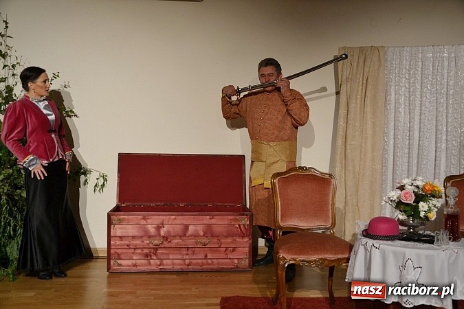 Zdjęcie w galerii na portalu naszraciborz.pl: Falbanka i szabelka - premiera spektaklu na Zamku Piastowskim  wiadomości z regionu