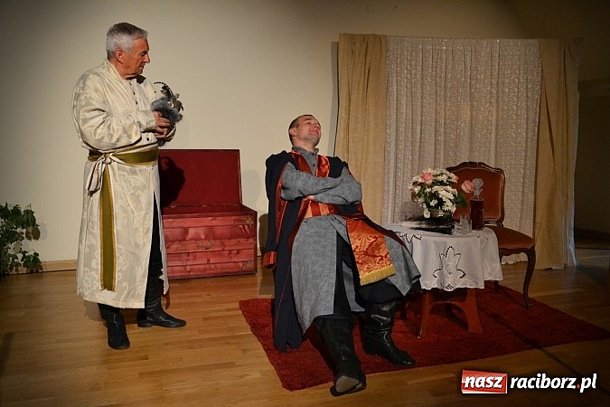 Zdjęcie w galerii na portalu naszraciborz.pl: Falbanka i szabelka - premiera spektaklu na Zamku Piastowskim  wiadomości z regionu