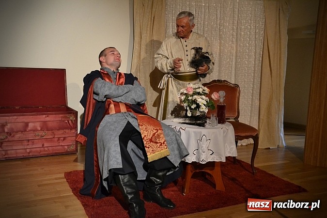 Zdjęcie w galerii na portalu naszraciborz.pl: Falbanka i szabelka - premiera spektaklu na Zamku Piastowskim  wiadomości z regionu