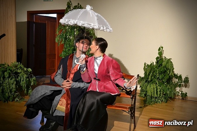 Zdjęcie w galerii na portalu naszraciborz.pl: Falbanka i szabelka - premiera spektaklu na Zamku Piastowskim  wiadomości z regionu