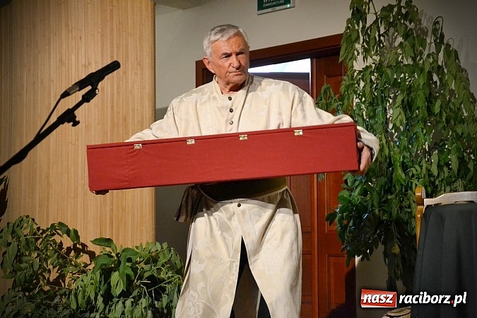 Zdjęcie w galerii na portalu naszraciborz.pl: Falbanka i szabelka - premiera spektaklu na Zamku Piastowskim  wiadomości z regionu