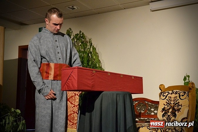 Zdjęcie w galerii na portalu naszraciborz.pl: Falbanka i szabelka - premiera spektaklu na Zamku Piastowskim  wiadomości z regionu