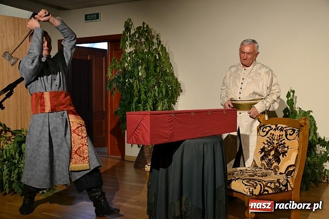 Zdjęcie w galerii na portalu naszraciborz.pl: Falbanka i szabelka - premiera spektaklu na Zamku Piastowskim  wiadomości z regionu