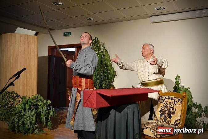 Zdjęcie w galerii na portalu naszraciborz.pl: Falbanka i szabelka - premiera spektaklu na Zamku Piastowskim  wiadomości z regionu