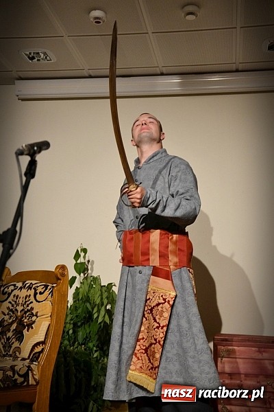 Zdjęcie w galerii na portalu naszraciborz.pl: Falbanka i szabelka - premiera spektaklu na Zamku Piastowskim  wiadomości z regionu