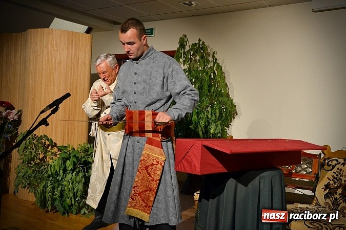 Zdjęcie w galerii na portalu naszraciborz.pl: Falbanka i szabelka - premiera spektaklu na Zamku Piastowskim  wiadomości z regionu