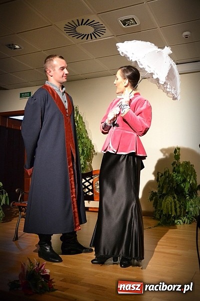 Zdjęcie w galerii na portalu naszraciborz.pl: Falbanka i szabelka - premiera spektaklu na Zamku Piastowskim  wiadomości z regionu