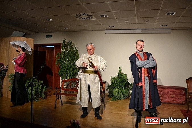 Zdjęcie w galerii na portalu naszraciborz.pl: Falbanka i szabelka - premiera spektaklu na Zamku Piastowskim  wiadomości z regionu