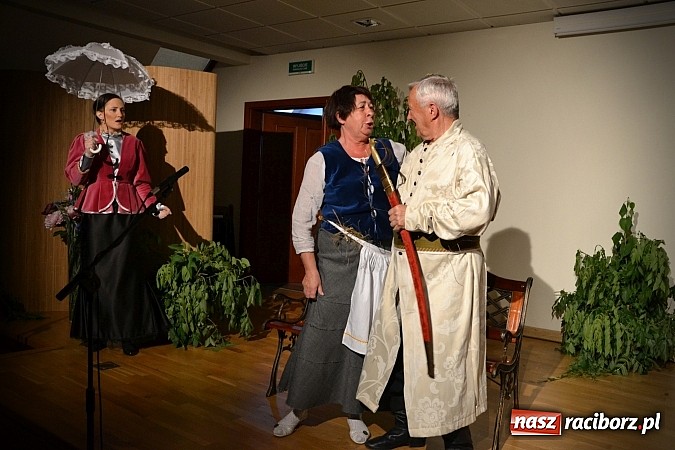Zdjęcie w galerii na portalu naszraciborz.pl: Falbanka i szabelka - premiera spektaklu na Zamku Piastowskim  wiadomości z regionu