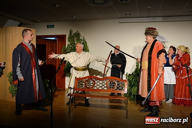 Zdjęcie w galerii na portalu naszraciborz.pl: Falbanka i szabelka - premiera spektaklu na Zamku Piastowskim  wiadomości z regionu