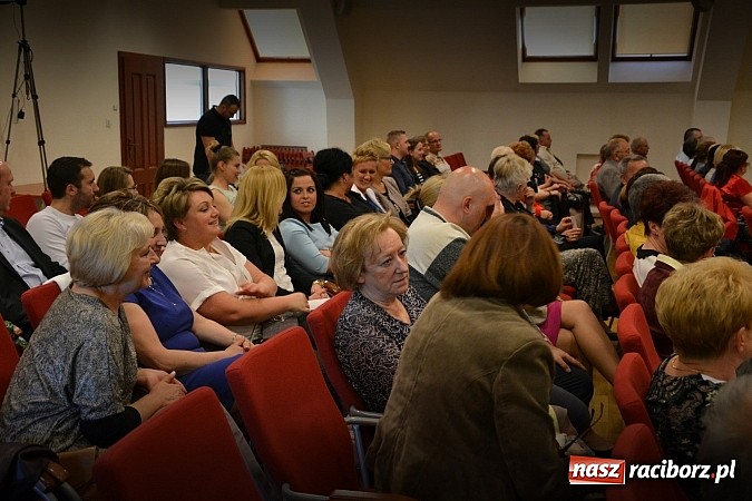 Zdjęcie w galerii na portalu naszraciborz.pl: Falbanka i szabelka - premiera spektaklu na Zamku Piastowskim  wiadomości z regionu