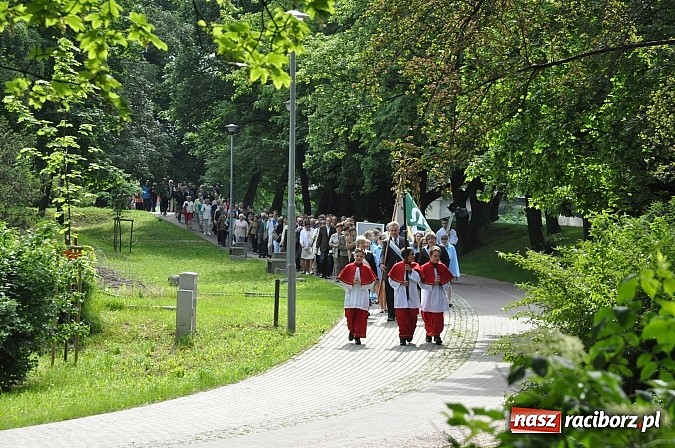 Zdjęcie w galerii na portalu naszraciborz.pl: Ostróg pielgrzymował dziś do Raciborskiej Pani wiadomości z regionu