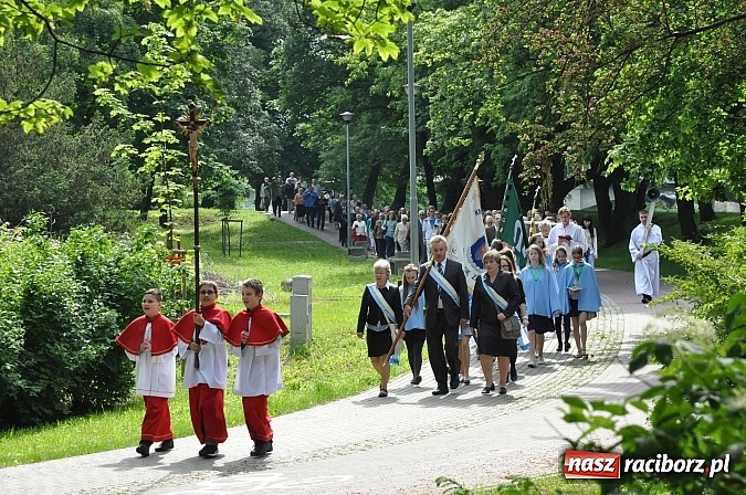 Zdjęcie w galerii na portalu naszraciborz.pl: Ostróg pielgrzymował dziś do Raciborskiej Pani wiadomości z regionu