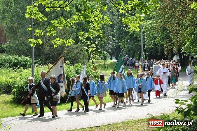 Zdjęcie w galerii na portalu naszraciborz.pl: Ostróg pielgrzymował dziś do Raciborskiej Pani wiadomości z regionu