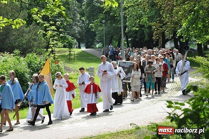 Zdjęcie w galerii na portalu naszraciborz.pl: Ostróg pielgrzymował dziś do Raciborskiej Pani wiadomości z regionu