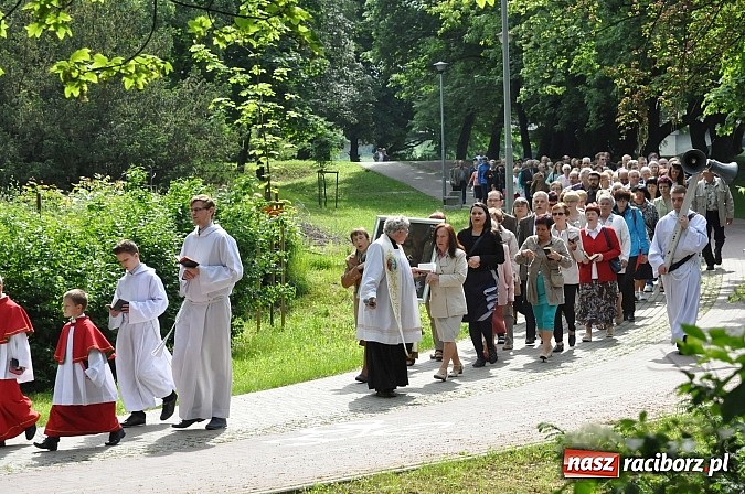 Zdjęcie w galerii na portalu naszraciborz.pl: Ostróg pielgrzymował dziś do Raciborskiej Pani wiadomości z regionu