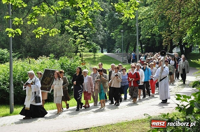 Zdjęcie w galerii na portalu naszraciborz.pl: Ostróg pielgrzymował dziś do Raciborskiej Pani wiadomości z regionu