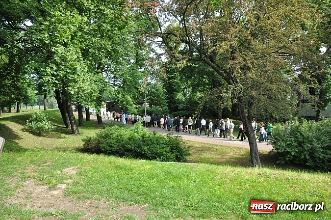 Zdjęcie w galerii na portalu naszraciborz.pl: Ostróg pielgrzymował dziś do Raciborskiej Pani wiadomości z regionu