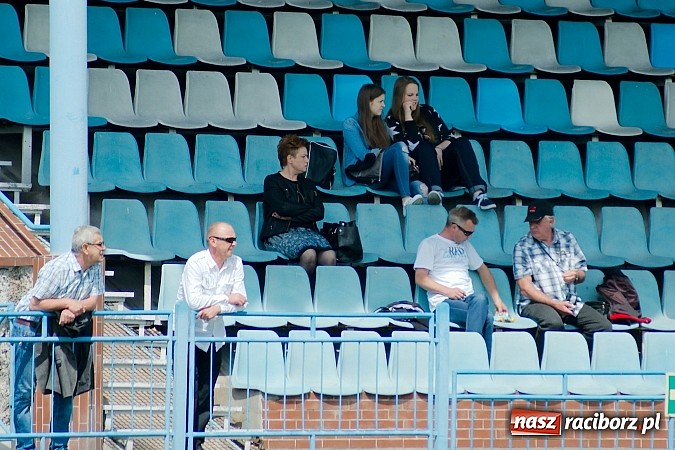 Zdjęcie w galerii na portalu naszraciborz.pl: Nerwowo i czerwono przy Srebrnej. Unia Racibórz zremisowała z Piastem Gliwice wiadomości z regionu