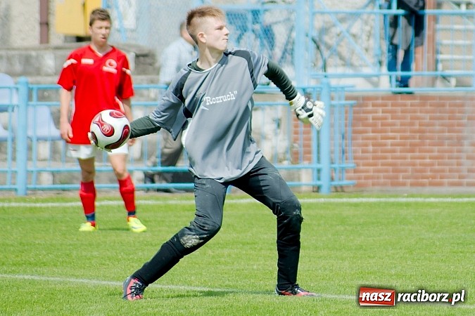 Zdjęcie w galerii na portalu naszraciborz.pl: Nerwowo i czerwono przy Srebrnej. Unia Racibórz zremisowała z Piastem Gliwice wiadomości z regionu