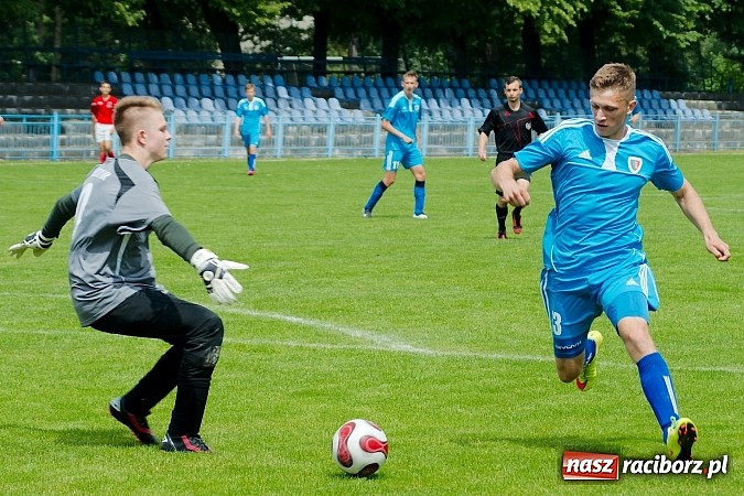 Zdjęcie w galerii na portalu naszraciborz.pl: Nerwowo i czerwono przy Srebrnej. Unia Racibórz zremisowała z Piastem Gliwice wiadomości z regionu