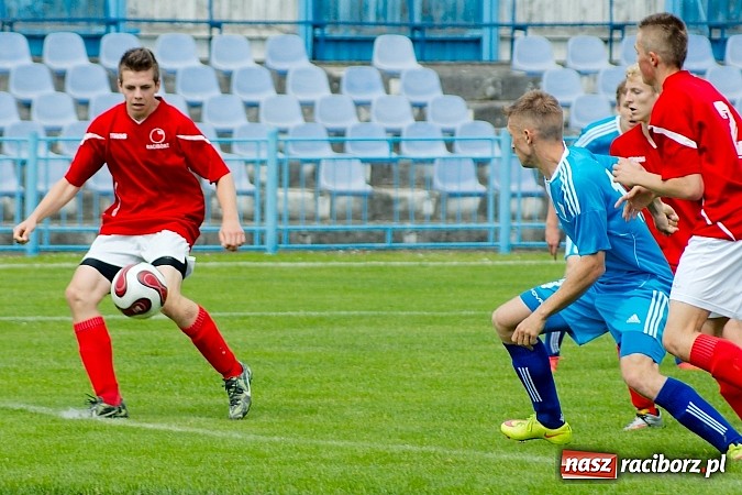 Zdjęcie w galerii na portalu naszraciborz.pl: Nerwowo i czerwono przy Srebrnej. Unia Racibórz zremisowała z Piastem Gliwice wiadomości z regionu