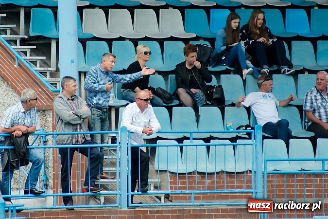 Zdjęcie w galerii na portalu naszraciborz.pl: Nerwowo i czerwono przy Srebrnej. Unia Racibórz zremisowała z Piastem Gliwice wiadomości z regionu