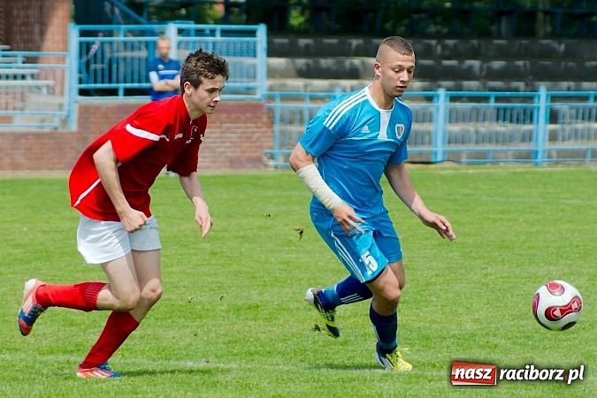 Zdjęcie w galerii na portalu naszraciborz.pl: Nerwowo i czerwono przy Srebrnej. Unia Racibórz zremisowała z Piastem Gliwice wiadomości z regionu
