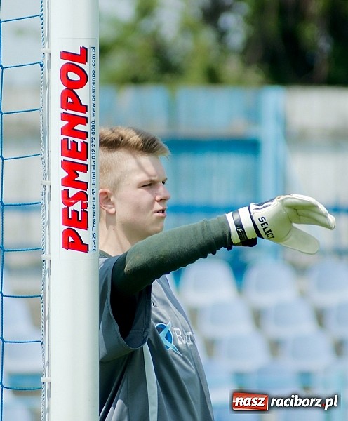 Zdjęcie w galerii na portalu naszraciborz.pl: Nerwowo i czerwono przy Srebrnej. Unia Racibórz zremisowała z Piastem Gliwice wiadomości z regionu