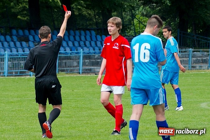 Zdjęcie w galerii na portalu naszraciborz.pl: Nerwowo i czerwono przy Srebrnej. Unia Racibórz zremisowała z Piastem Gliwice wiadomości z regionu