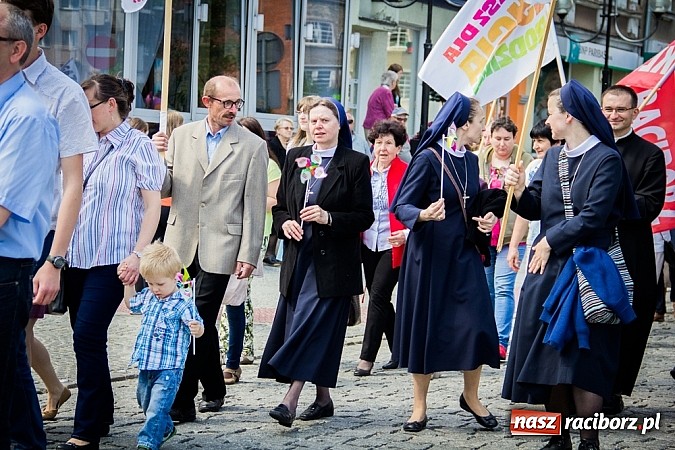 Zdjęcie w galerii na portalu naszraciborz.pl: Marsz dla Życia i Rodziny na ulicach Raciborza wiadomości z regionu