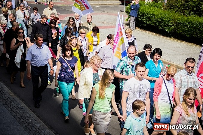 Zdjęcie w galerii na portalu naszraciborz.pl: Marsz dla Życia i Rodziny na ulicach Raciborza wiadomości z regionu