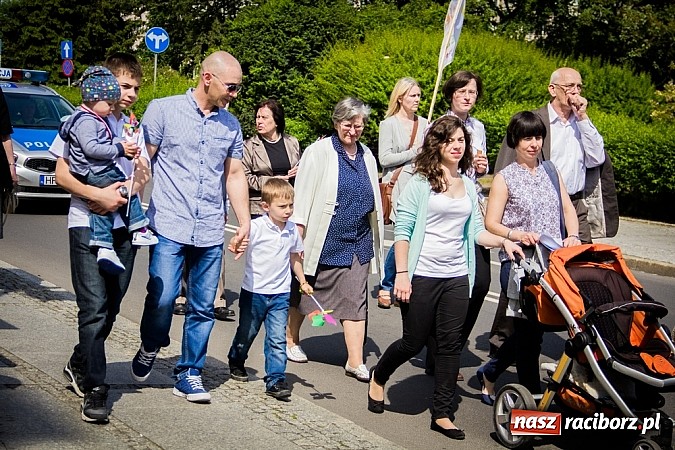 Zdjęcie w galerii na portalu naszraciborz.pl: Marsz dla Życia i Rodziny na ulicach Raciborza wiadomości z regionu