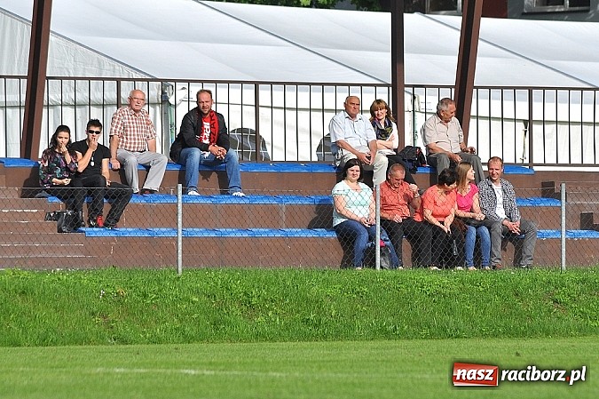 Zdjęcie w galerii na portalu naszraciborz.pl: Gole w końcówce dały zwycięstwo Nędzy wiadomości z regionu