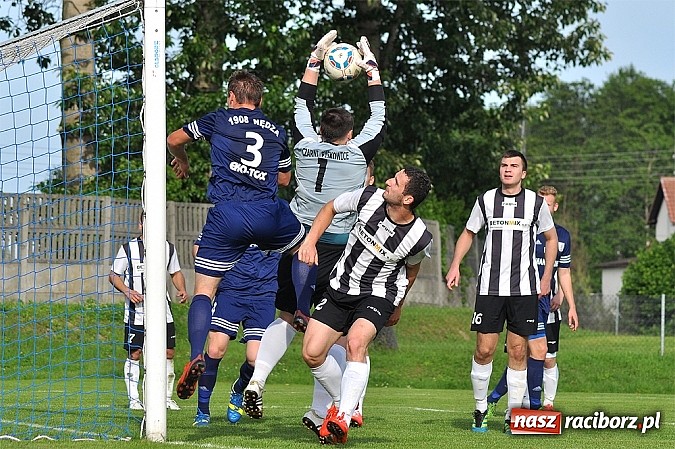 Zdjęcie w galerii na portalu naszraciborz.pl: Gole w końcówce dały zwycięstwo Nędzy wiadomości z regionu