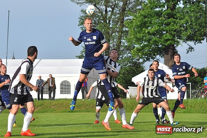 Zdjęcie w galerii na portalu naszraciborz.pl: Gole w końcówce dały zwycięstwo Nędzy wiadomości z regionu