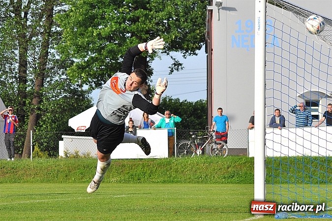 Zdjęcie w galerii na portalu naszraciborz.pl: Gole w końcówce dały zwycięstwo Nędzy wiadomości z regionu