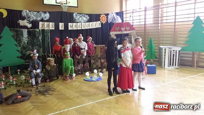 Zdjęcie w galerii na portalu naszraciborz.pl: Jaś i Małgosia, czyli teatr w SP3 wiadomości z regionu