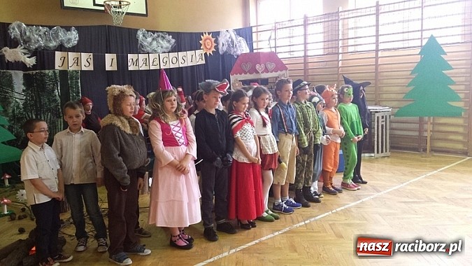 Zdjęcie w galerii na portalu naszraciborz.pl: Jaś i Małgosia, czyli teatr w SP3 wiadomości z regionu