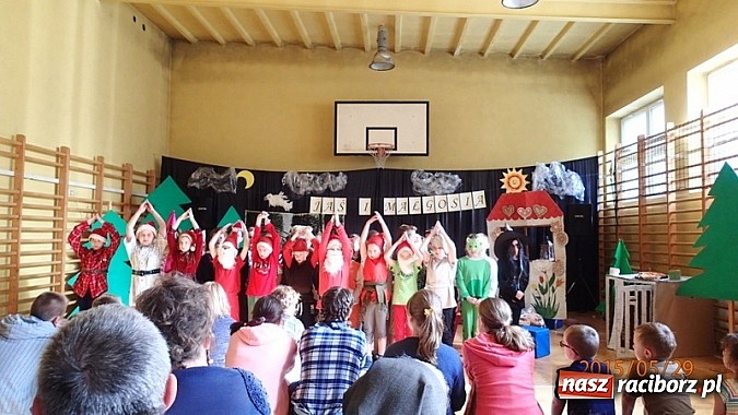 Zdjęcie w galerii na portalu naszraciborz.pl: Jaś i Małgosia, czyli teatr w SP3 wiadomości z regionu