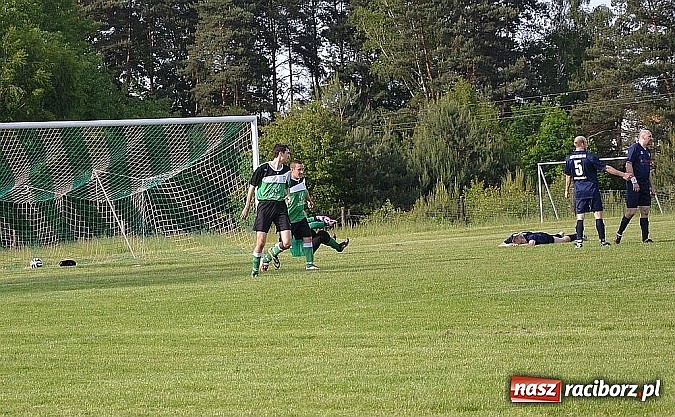 Zdjęcie w galerii na portalu naszraciborz.pl: Grad bramek, wielkie emocje, korona i awans dla Jankowic!  wiadomości z regionu