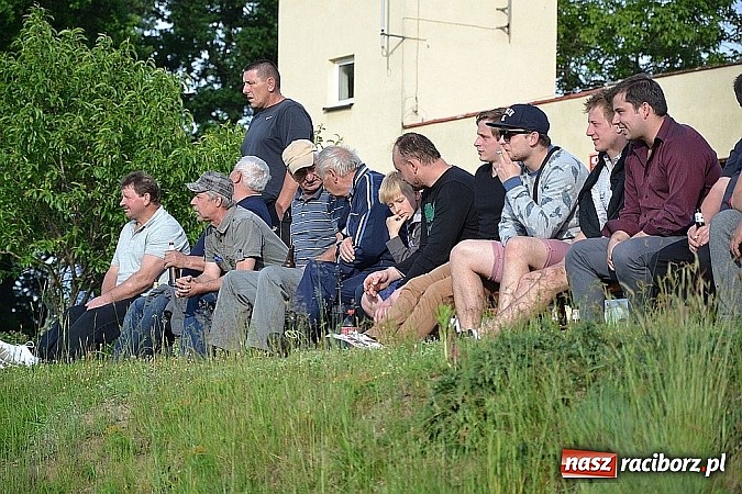 Zdjęcie w galerii na portalu naszraciborz.pl: Grad bramek, wielkie emocje, korona i awans dla Jankowic!  wiadomości z regionu