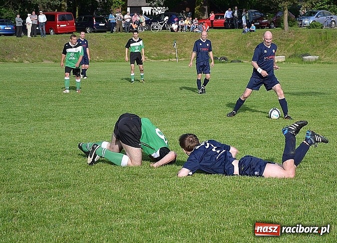 Zdjęcie w galerii na portalu naszraciborz.pl: Grad bramek, wielkie emocje, korona i awans dla Jankowic!  wiadomości z regionu
