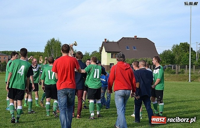 Zdjęcie w galerii na portalu naszraciborz.pl: Grad bramek, wielkie emocje, korona i awans dla Jankowic!  wiadomości z regionu