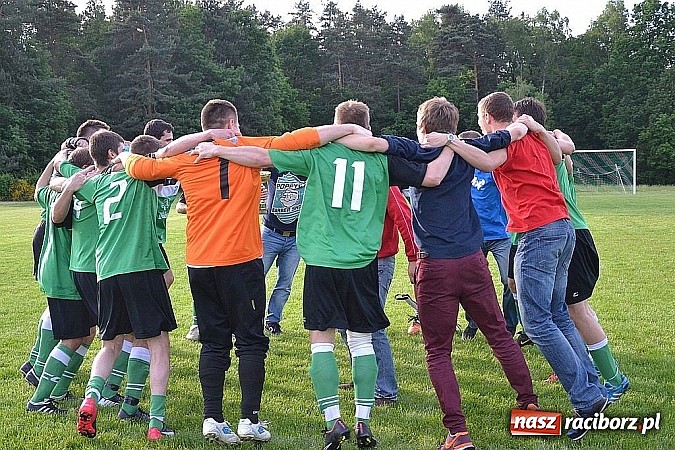 Zdjęcie w galerii na portalu naszraciborz.pl: Grad bramek, wielkie emocje, korona i awans dla Jankowic!  wiadomości z regionu